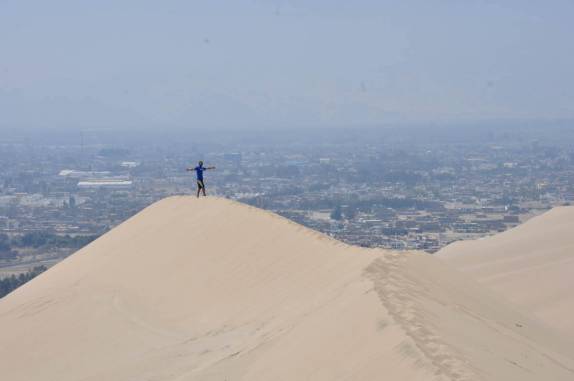 No topo da duna em Huacachina, no Peru